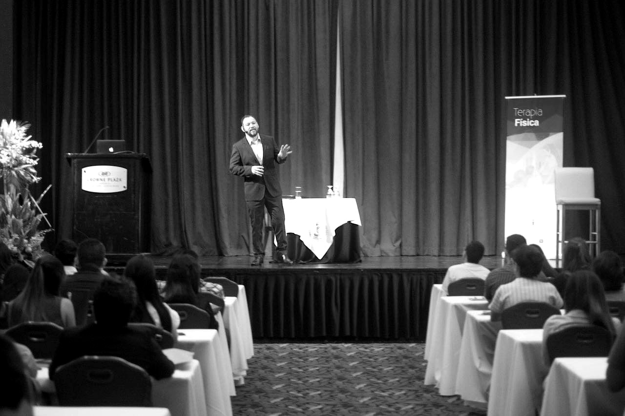 Mentor Gómez dando una conferencia